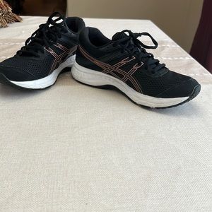 ASICS women’s size 7 1/2 black and rose gold hardly worn